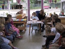 14-06-2002 Verjaardag Mariska 6 jaar, uitdelen op school