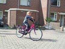 30-08-2003 Mariska krijgt een nieuwe fiets