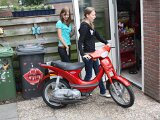 08-03-Meiden-Krijgen-Een-Brommer