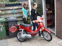 03-08-2008 Ellis en Cynhtia krijgen een brommer