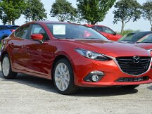 01-08-2015 Nieuwe Mazda3 staat bij de dealer